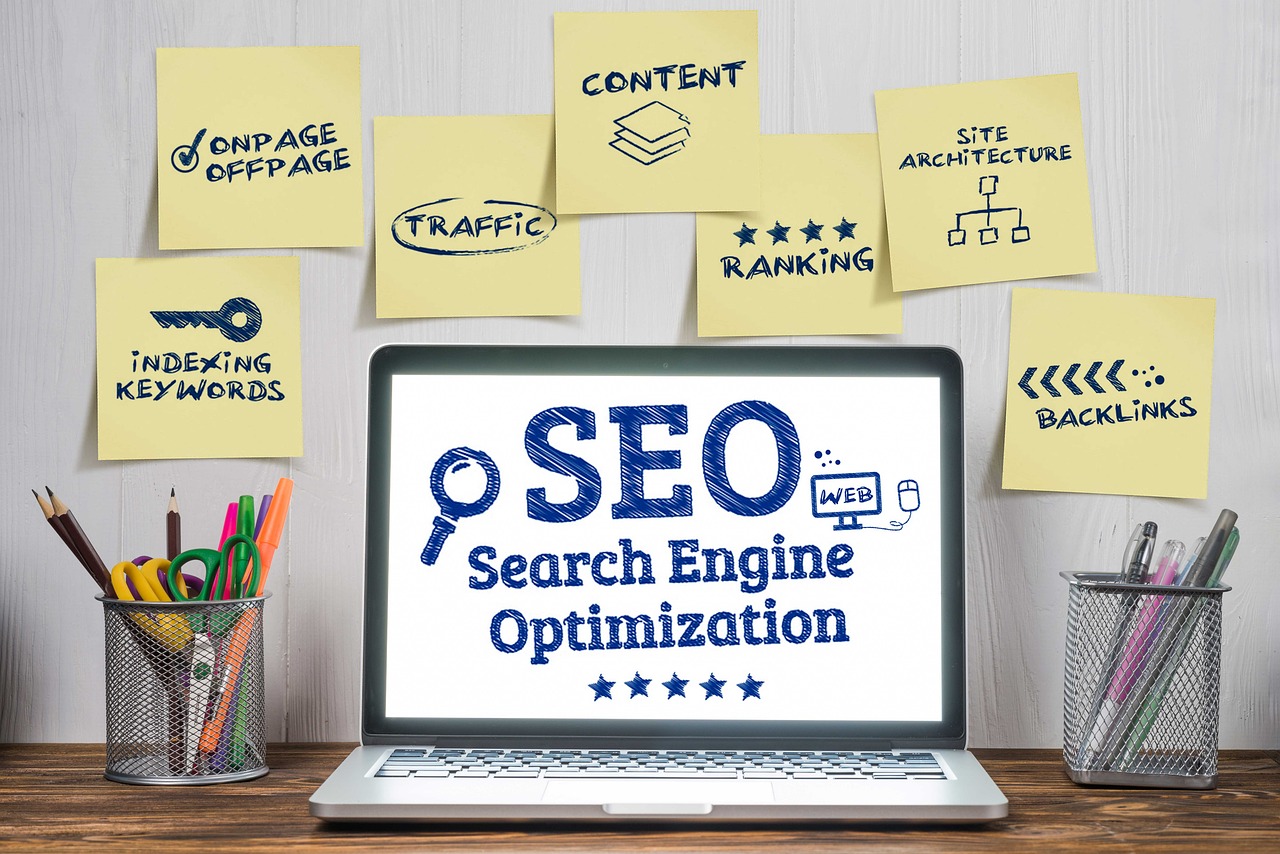 SEO displayed in a laptod, many post-its with advises at the background